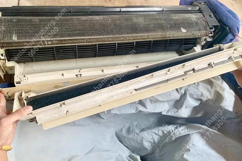 Tháo máng nước máy lạnh ra vệ sinh Điện lạnh Anh Thắng