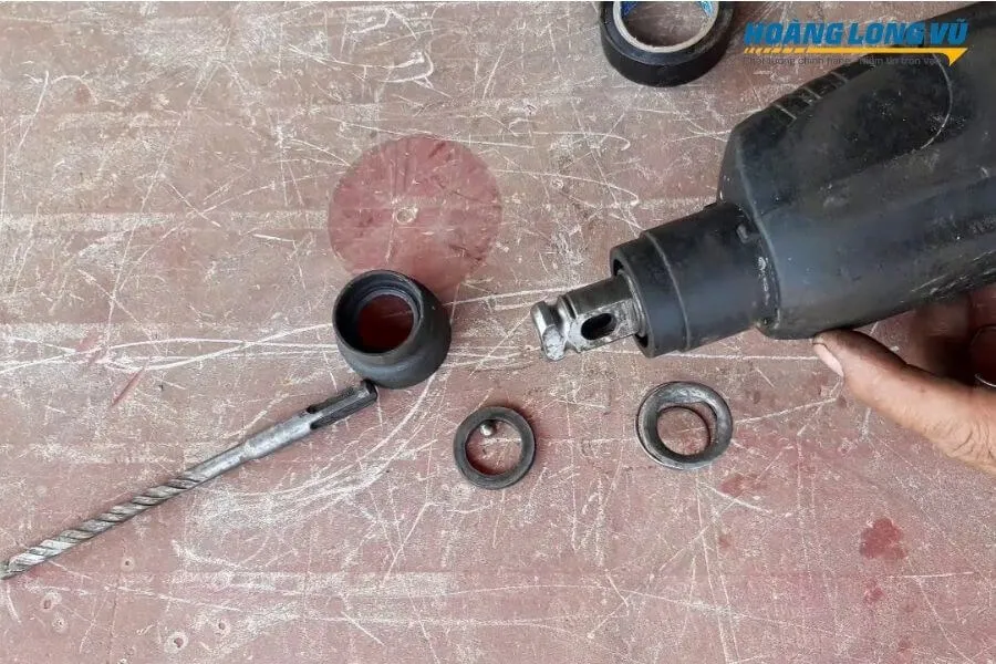 Kiểm tra tình trạng mũi khoan đục bị mòn hoặc không phù hợp, nguyên nhân gây tiếng ồn và rung lắc, cần thiết cho Cách sửa máy khoan đục bê tông