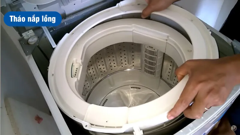 Hướng dẫn cách tháo nắp lồng giặt bên trong của máy giặt Aqua 8kg để vệ sinh