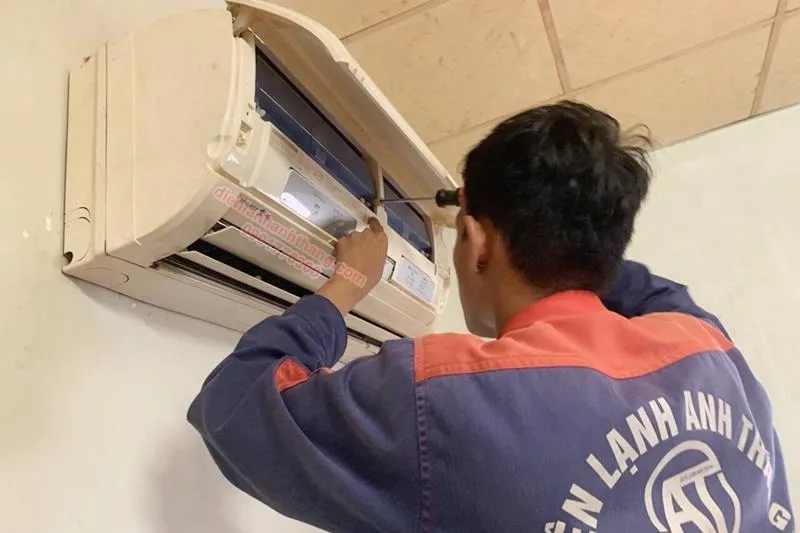 Tháo ốc cố định vỏ nhựa máy lạnh Điện lạnh Anh Thắng