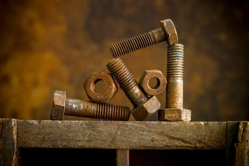 ốc vít bị rỉ sét nặng cần được tẩy rửa để khôi phục chức năng và thẩm mỹ