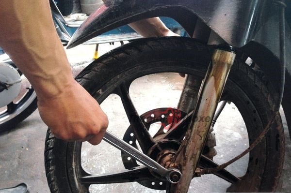 Cách Tháo Phuộc Sau Xe Máy An Toàn Và Đúng Kỹ Thuật Chuyên Nghiệp