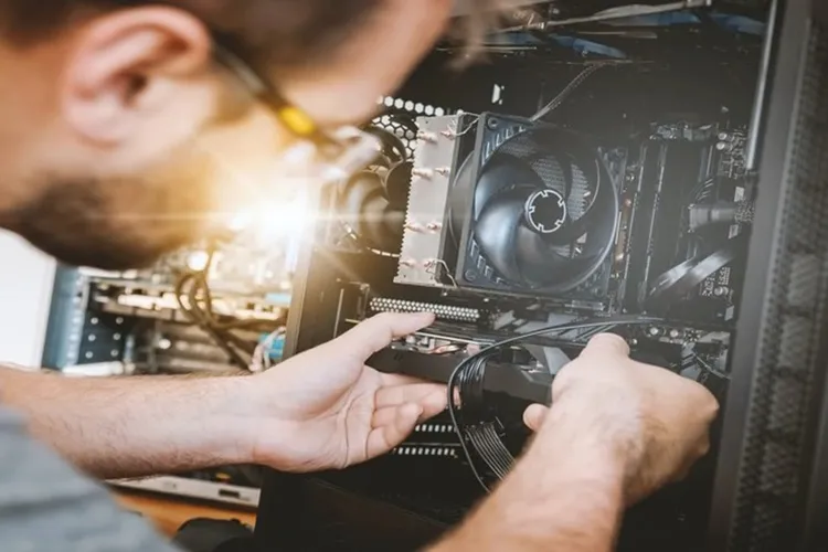 Kỹ thuật viên đeo vòng tay chống tĩnh điện khi thao tác với linh kiện máy tính