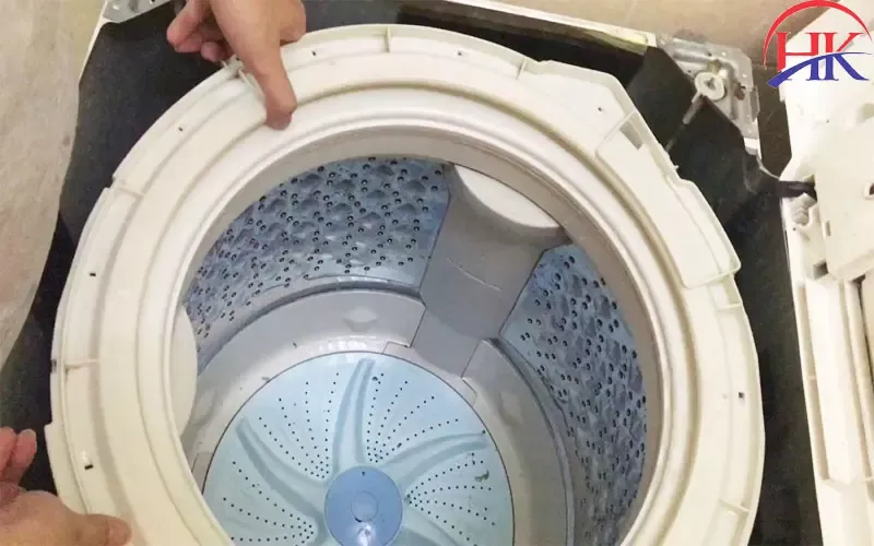 alt: Quy trình tháo và vệ sinh máy giặt chuyên nghiệp tại nhà