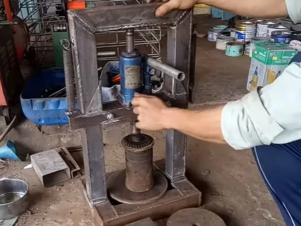 Xả van áp kích thủy lực để máy ép tự kéo trục ép lên