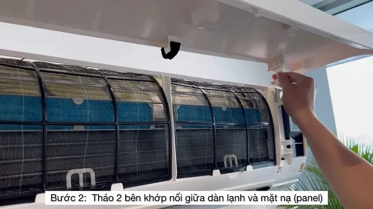 Tháo khớp 2 bên rồi gỡ mặt nạ ra