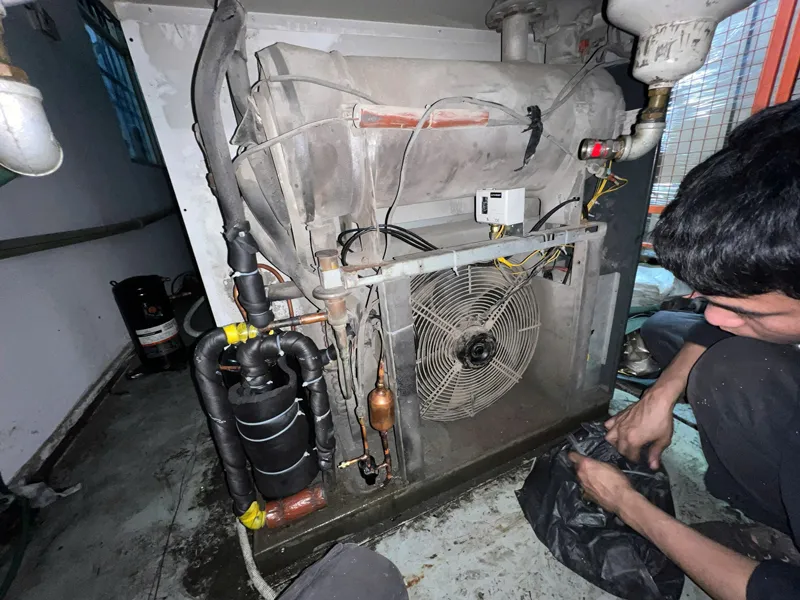 Kỹ thuật viên thay bi quạt làm mát cho máy nén khí Hitachi 37kw