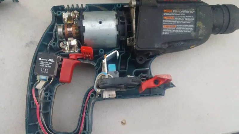 Các bước thực hiện cách thay chổi than máy khoan bê tông Bosch một cách chi tiết