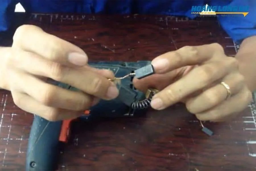 Quy trình thay thế chổi than mới cho máy khoan đục bê tông khi máy yếu, bước quan trọng trong Cách sửa máy khoan đục bê tông