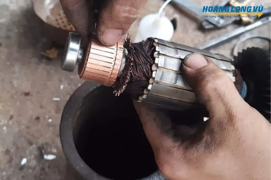 Cách sửa máy khoan pin bị toé lửa bằng cách thay cổ góp mới, đảm bảo an toàn điện và hiệu suất hoạt động