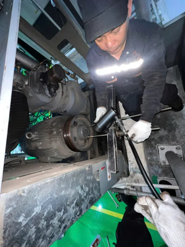 Thay dây curoa và vòng bi động cơ máy nén khí trục vít