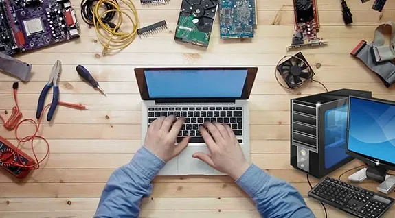 Công cụ và linh kiện thay thế laptop chuyên dụng, biểu thị sự chuẩn bị cần thiết cho quá trình tự lắp ráp và sửa chữa laptop.