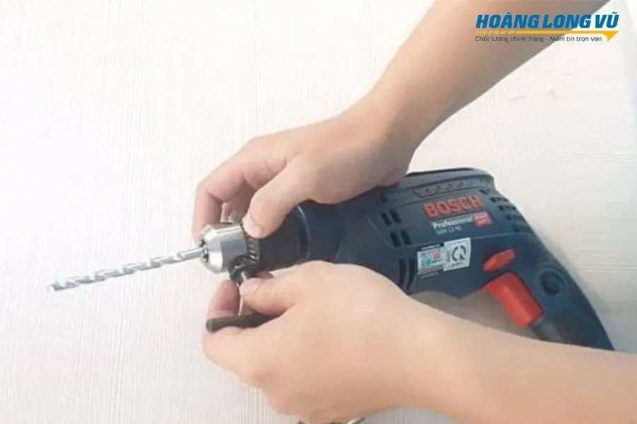 Thay mũi khoan mới cho máy để giảm tình trạng rung lắc khi khoan và tăng độ chính xác