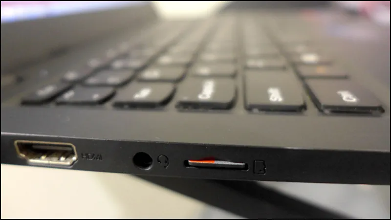 Hãy kiểm tra khe cắm thẻ, nếu khe cắm bị hư bạn nên thay mới