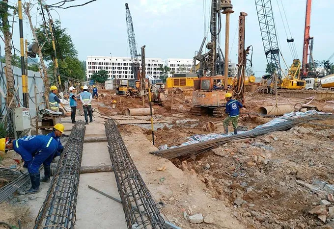 Một nhóm cọc khoan nhồi đang được thi công, với nhiều cọc đã hoàn thành và một cọc đang trong quá trình đổ bê tông, thể hiện sự bố trí khoa học trên công trường