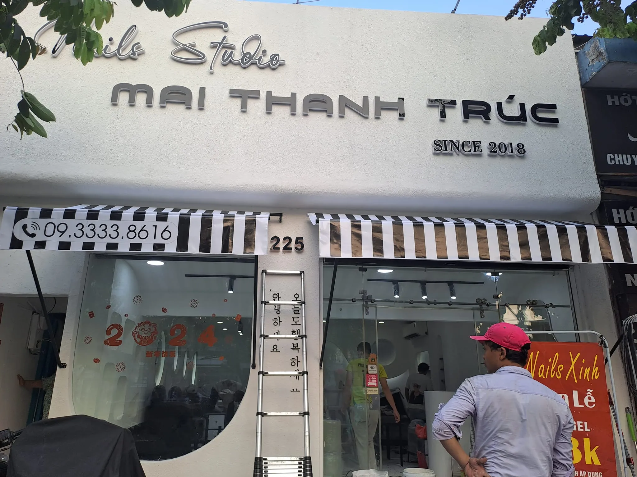 Lắp đặt mái hiên nhà hàng