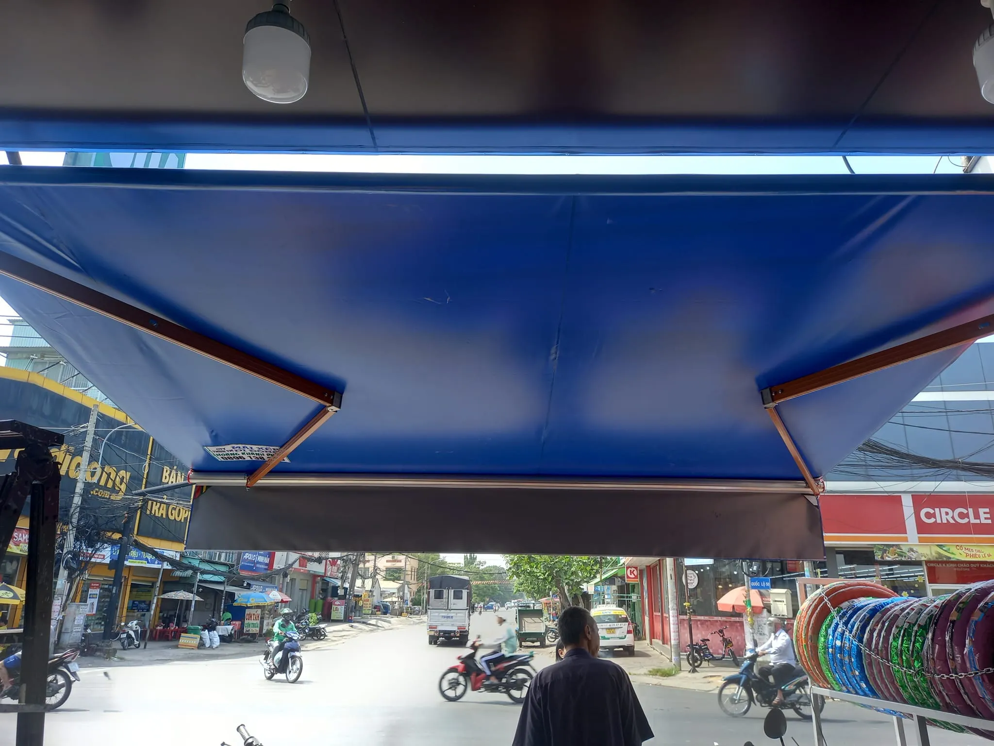 Lắp đặt mái hiên che cửa hàng