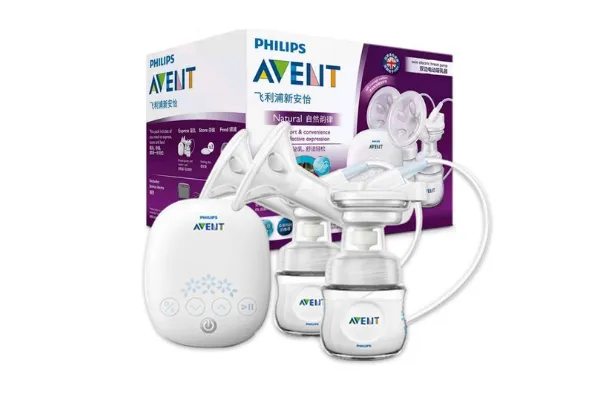 Người mẹ đang sử dụng máy hút sữa Avent hoa tuyết để hút sữa một cách nhẹ nhàng và hiệu quả.