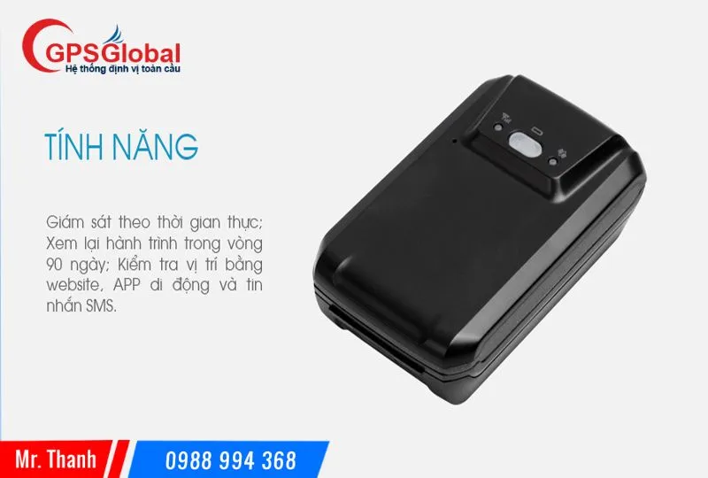 Hình ảnh minh họa một người đang tương tác với giao diện giám sát trên điện thoại thông minh, thể hiện các tính năng định vị GPS cầm tay và khả năng theo dõi vị trí từ xa.