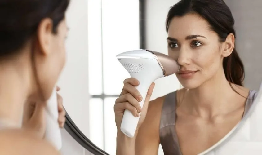 Hình ảnh minh họa việc áp dụng máy triệt lông trên khuôn mặt, nhấn mạnh các lưu ý đặc biệt cho vùng da nhạy cảm này, quan trọng trong cách sử dụng máy triệt lông mini an toàn.