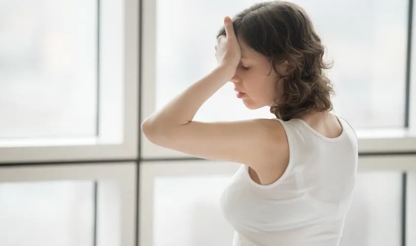 Người dùng đang thể hiện sự mệt mỏi, tượng trưng cho tình trạng sức khỏe không tốt, là một trong những trường hợp không nên áp dụng cách sử dụng máy triệt lông mini.