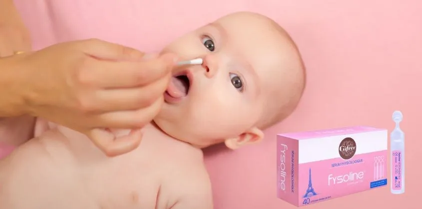 Nhỏ nước muối sinh lý Fysoline đúng cách sử dụng máy hút mũi cho trẻ sơ sinh trước khi hút để làm loãng dịch nhầy.