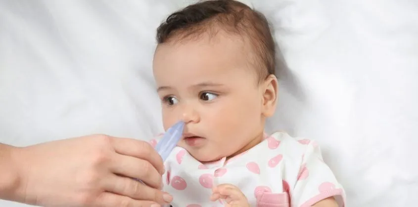 Đặt đầu hút mũi silicone nhẹ nhàng trước lỗ mũi bé, tuân thủ cách sử dụng máy hút mũi cho trẻ sơ sinh cẩn thận.