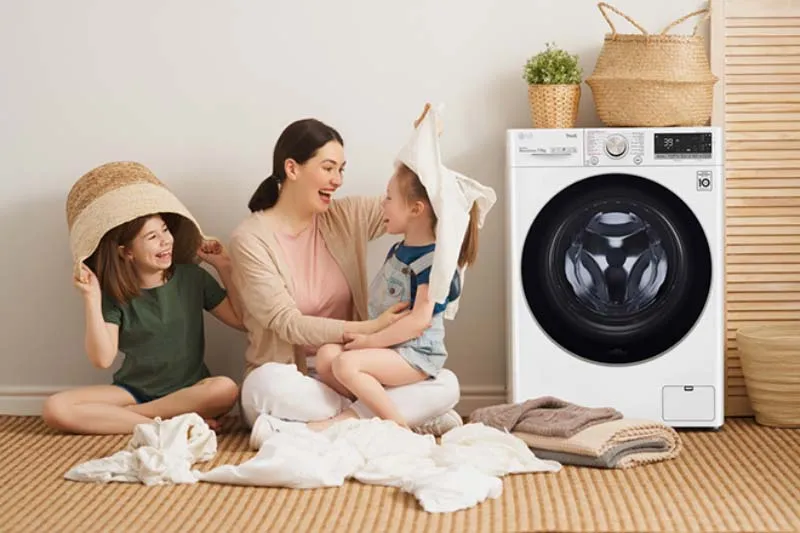 Cận cảnh máy giặt LG cửa ngang với bảng điều khiển, nơi người dùng sẽ thao tác để tìm cách mở máy giặt LG khi bị khoá.