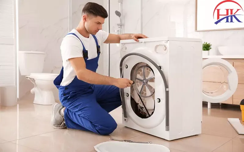 alt: Thợ chuyên nghiệp thực hiện dịch vụ tháo máy giặt tại nhà