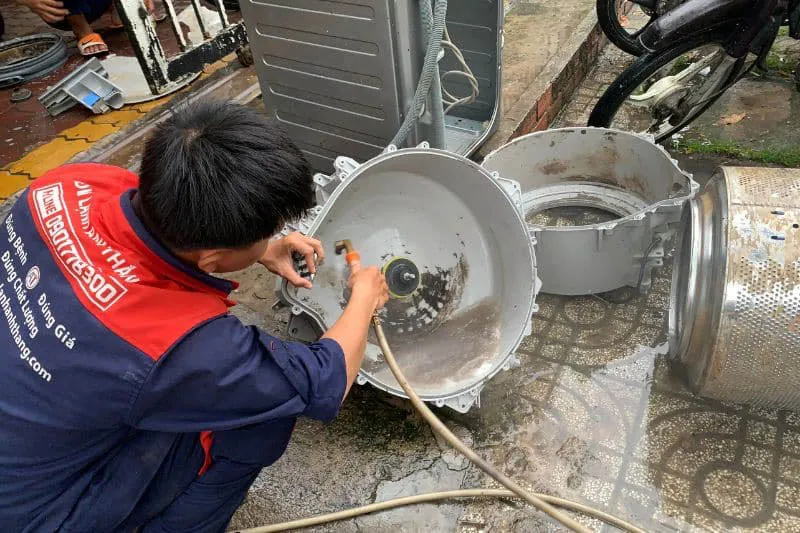 tho-ve-sinh-may-giat-tan-noi-dien-lanh-anh-thang