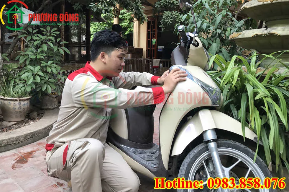 Thợ chuyên nghiệp hỗ trợ sửa chữa ổ khóa cổ xe máy bị kẹt phức tạp