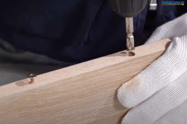 Tiến hành bắt vít vào gỗ MDF