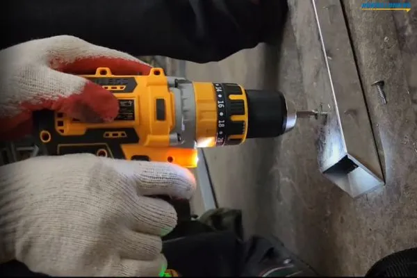 Tiến hành bắt vít vào sắt hộp