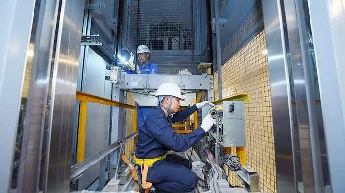 Kỹ thuật viên kiểm tra tiêu chuẩn lắp đặt thang máy gia đình chuyên nghiệp