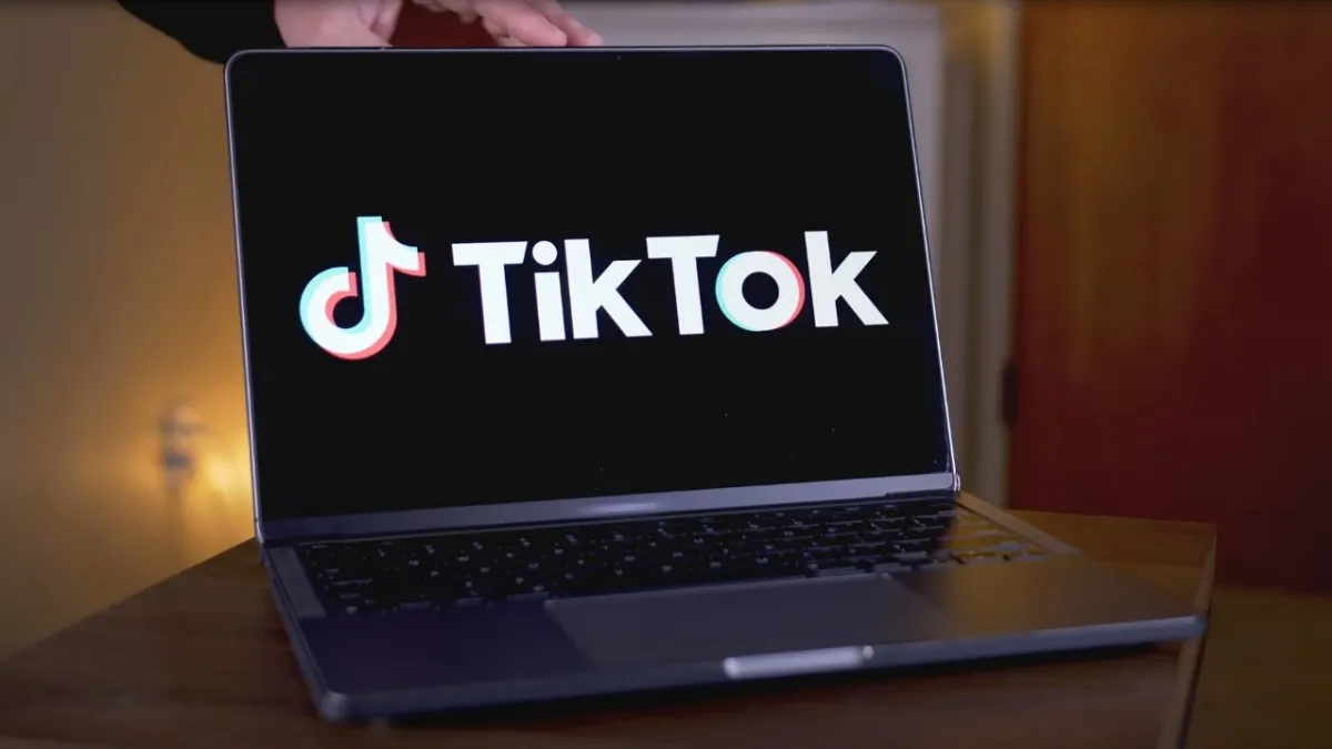 Giao diện TikTok hiển thị trên màn hình lớn của máy tính, mang lại trải nghiệm xem video TikTok PC sống động