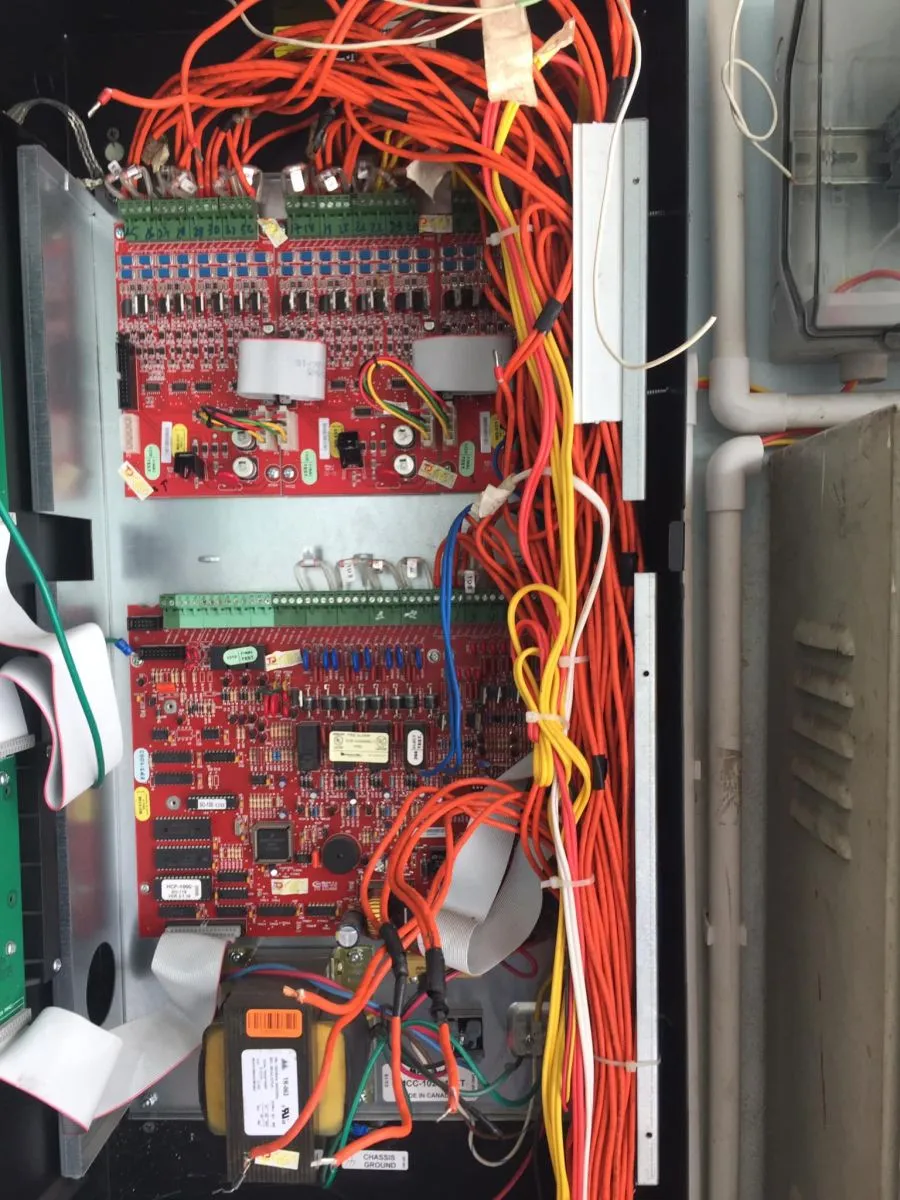 Kỹ thuật viên đang thực hiện lắp đặt dây tín hiệu cho hệ thống báo cháy tự động