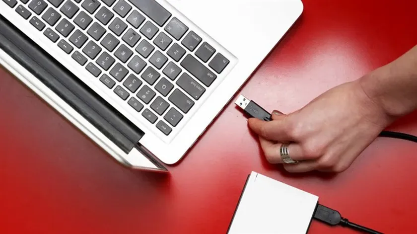 Nên cắm sạc laptop khi sử dụng để hạn chế những lỗi pin trên laptop acer