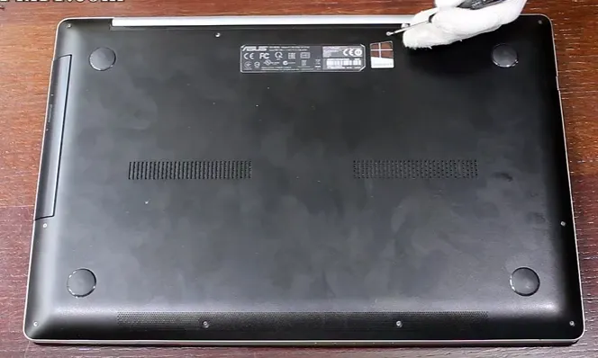 Sử dụng tua vít vặn tháo các ốc vít cố định