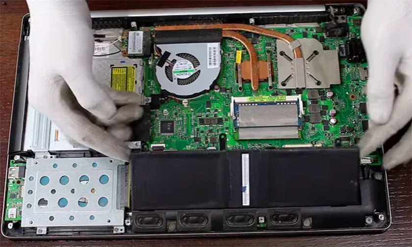 Tiến hành thay pin cho laptop acer