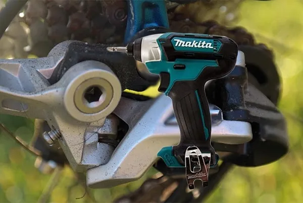 Máy vặn vít dùng pin Makita TD110DZ nhỏ gọn, dễ sử dụng