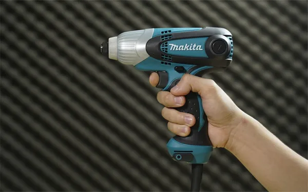 Máy bắt vít dùng điện Makita TD0101 230W hoạt động mạnh mẽ với thiết kế bền bỉ, dễ dàng thao tác
