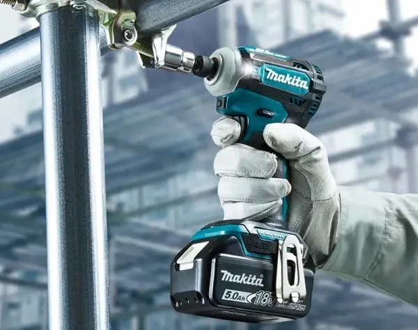 Máy bắt vít dùng pin Makita 18V DTD171Z đa năng, thiết kế chắc chắn cho thợ xây dựng.