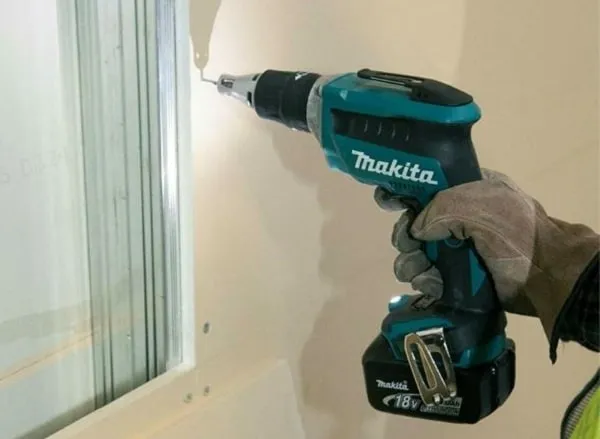 Máy vặn vít Makita 18V DFS452Z chuyên dụng cho trần thạch cao, đảm bảo bề mặt không hư hại.