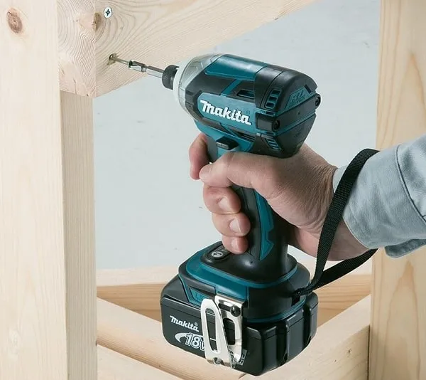 Máy bắn vít Makita 18V DTD149RME với động cơ không chổi than, hiệu suất cao cho công việc cơ khí.