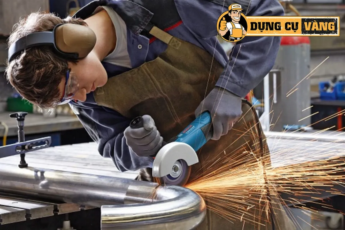 Người thợ trang bị bảo hộ đầy đủ khi sử dụng máy cắt sắt cầm tay, đảm bảo an toàn lao động