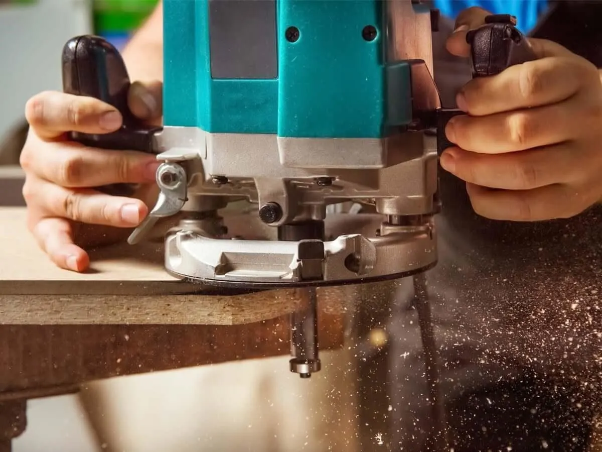 Người thợ đang xem xét thớ gỗ dưới kính hiển vi điện tử để đánh giá chất lượng và cấu trúc trước khi gia công, đảm bảo các chi tiết khi **allintitle:cách sử dụng máy soi gỗ** đạt độ chính xác cao nhất.