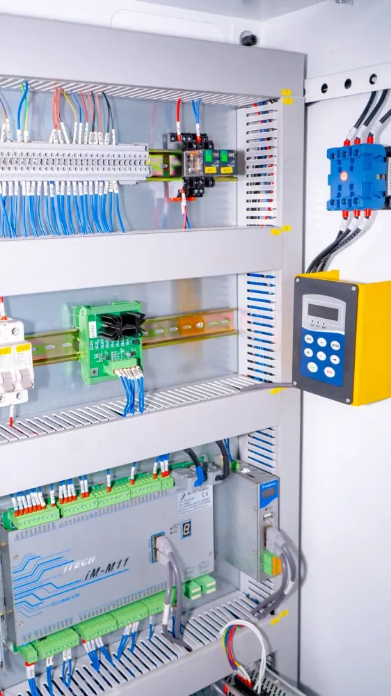 Tủ điện máy chấn NVD với các nút chức năng được chú thích