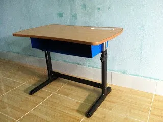 Hoàn thiện lắp mặt bàn học tự lắp, tạo thành bề mặt học tập chính