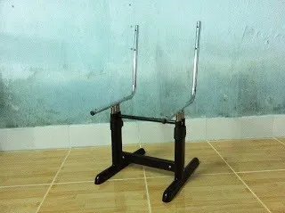 Lắp đặt khung ghế học sinh tự lắp, chuẩn bị cho việc gắn các bộ phận còn lại