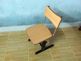 Ghép mặt ghế và tựa ghế, hoàn thiện chiếc ghế học sinh trong bộ bàn học tự lắp